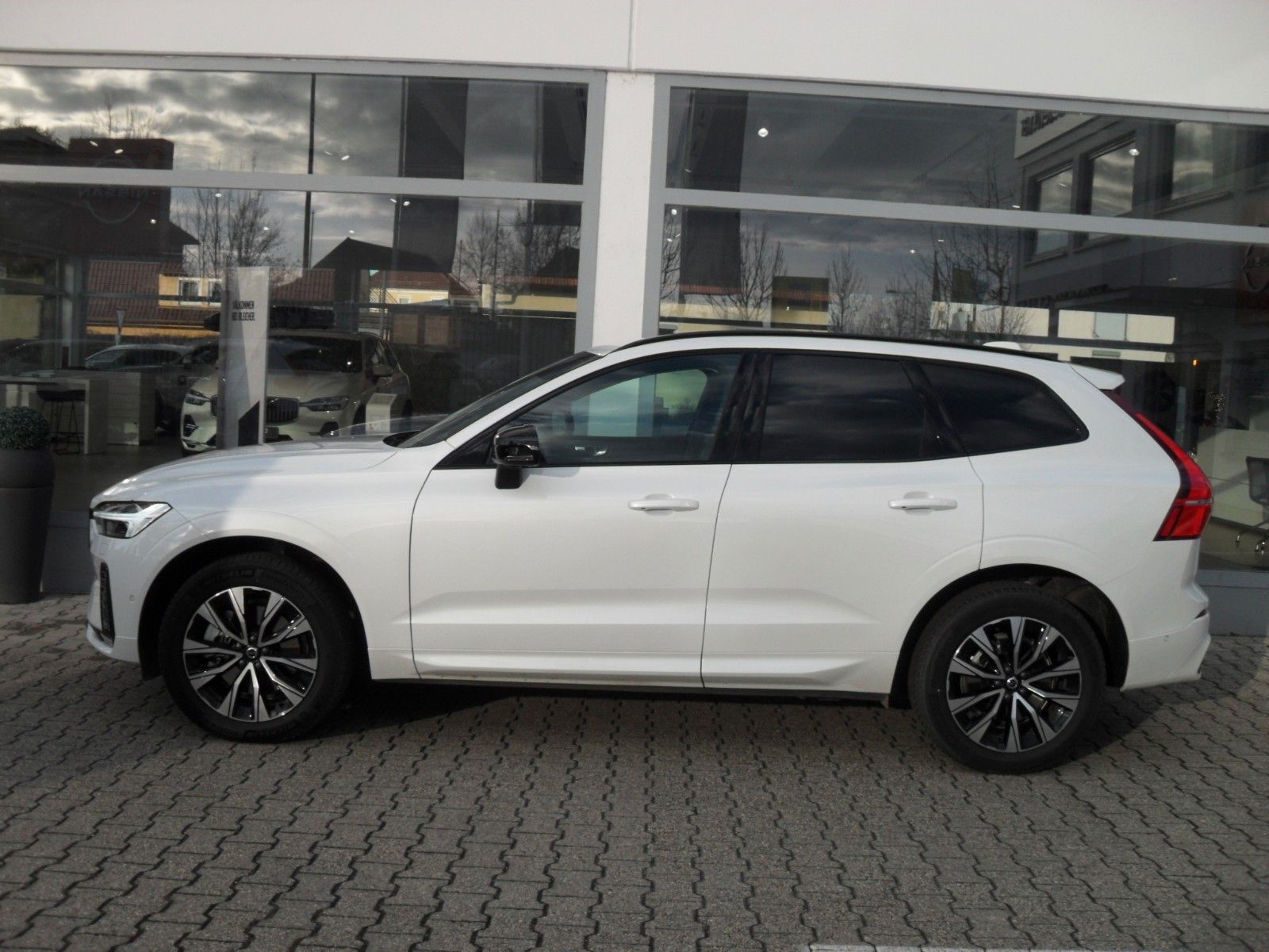 Volvo XC 60 B4 Plus Dark - Samsaru's Car Outlet