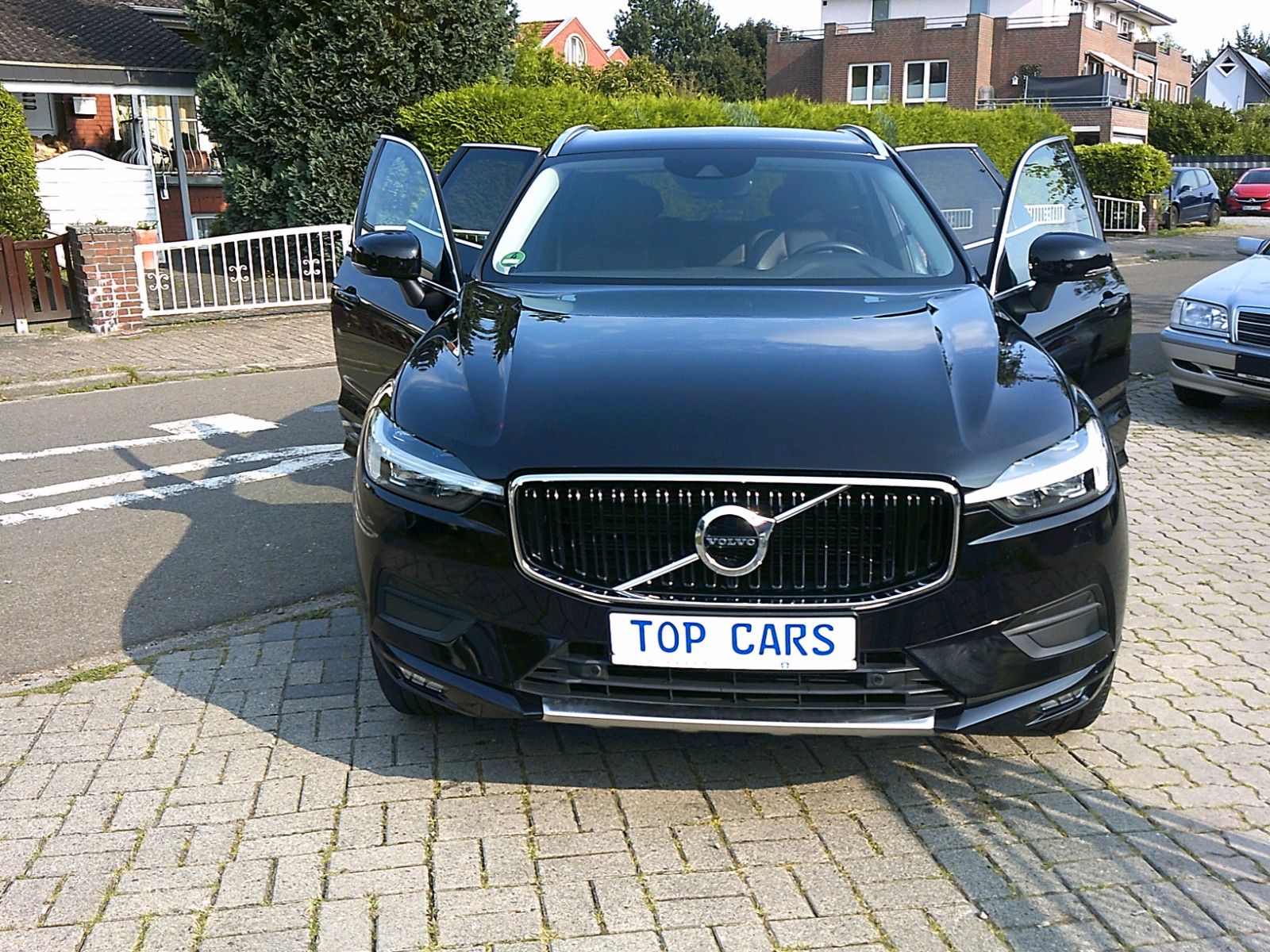Volvo XC60 Momentum Pro 2WD - Samsaru's Car Outlet
