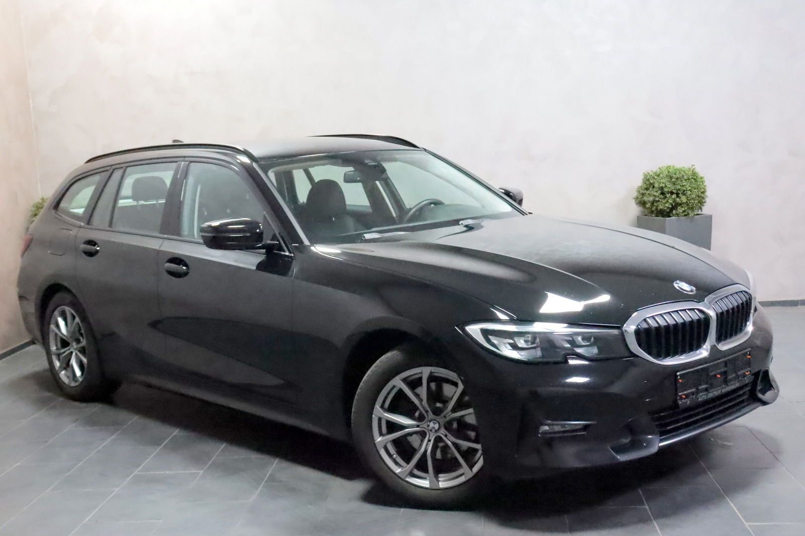 BMW 320 Sport Line Touring - Samsaru's Car Outlet