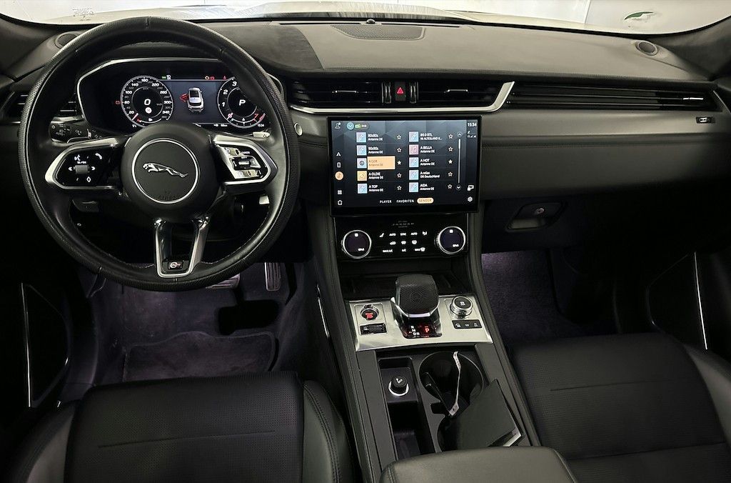 Jaguar SVR+PANO+MATRIX+22"+BLACK+ACC++AHK+DCC+360+AMBI+