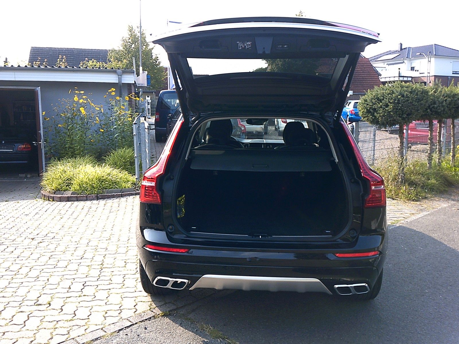 Volvo XC60 Momentum Pro 2WD - Samsaru's Car Outlet