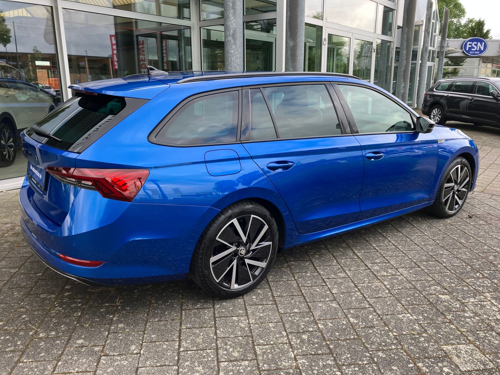 Skoda Octavia Combi 2.0 TDI Sportline - Samsaru's Car Outlet