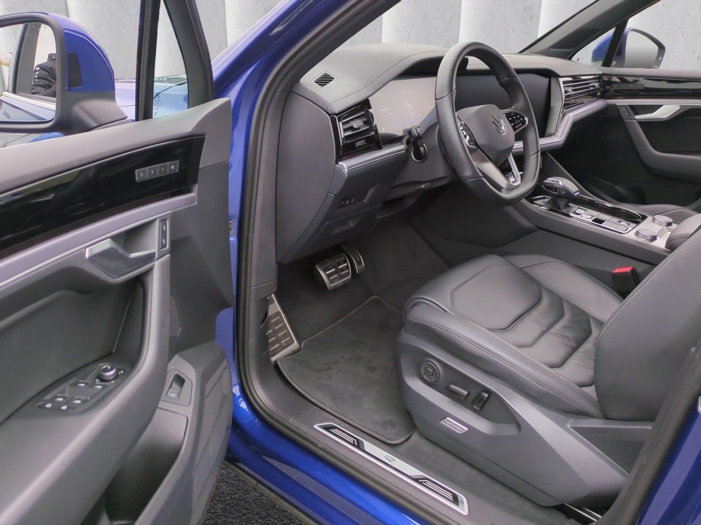 Volkswagen Touareg R-LINE 4M - Samsaru's Car Outlet