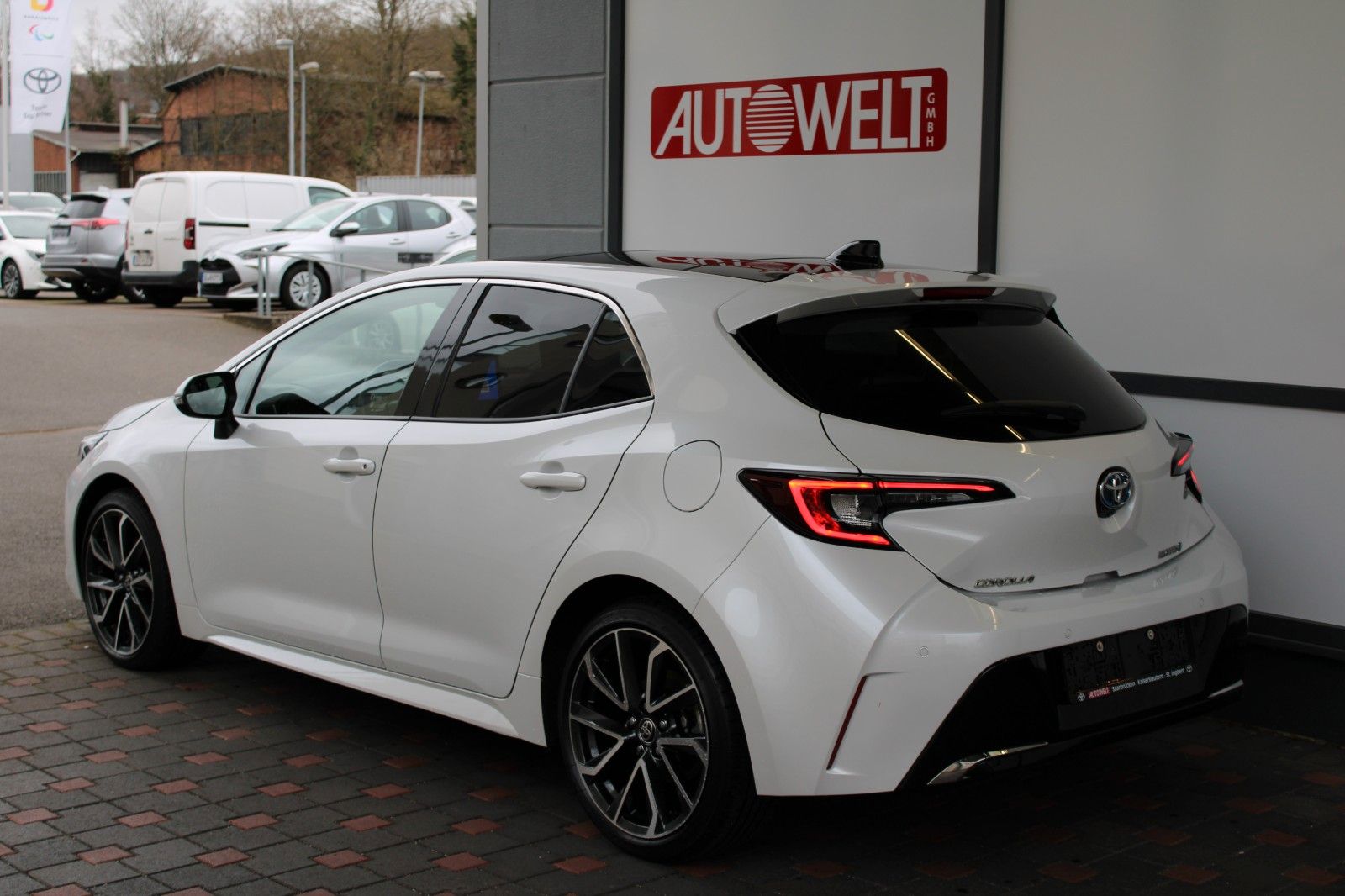 Toyota Corolla 2.0 Hybrid Lounge - Samsaru's Car Outlet