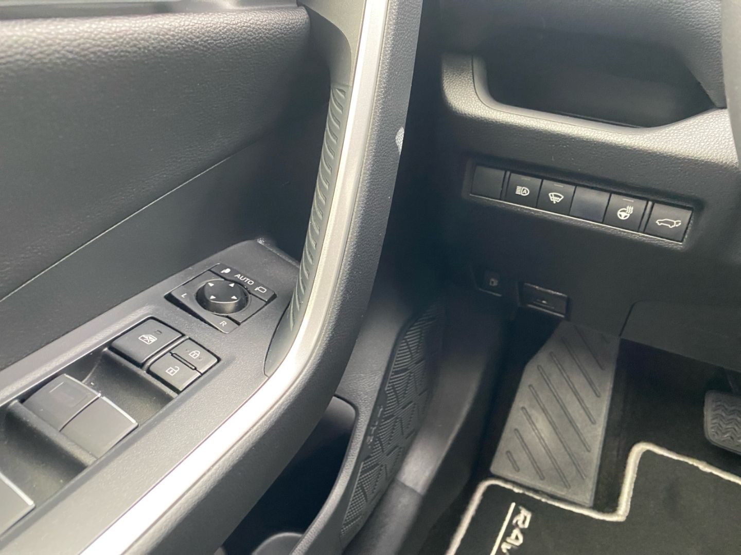 Toyota RAV 4 2.5 4x4 Hybrid - Samsaru's Car Outlet