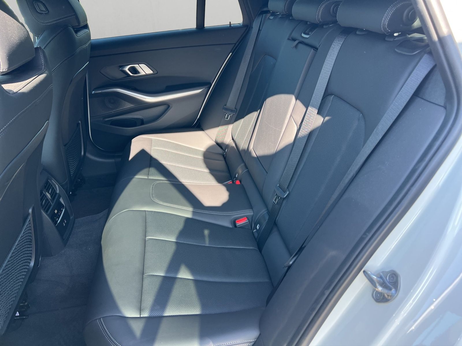 BMW 330e xDrive M Sport - Samsaru's Car Outlet