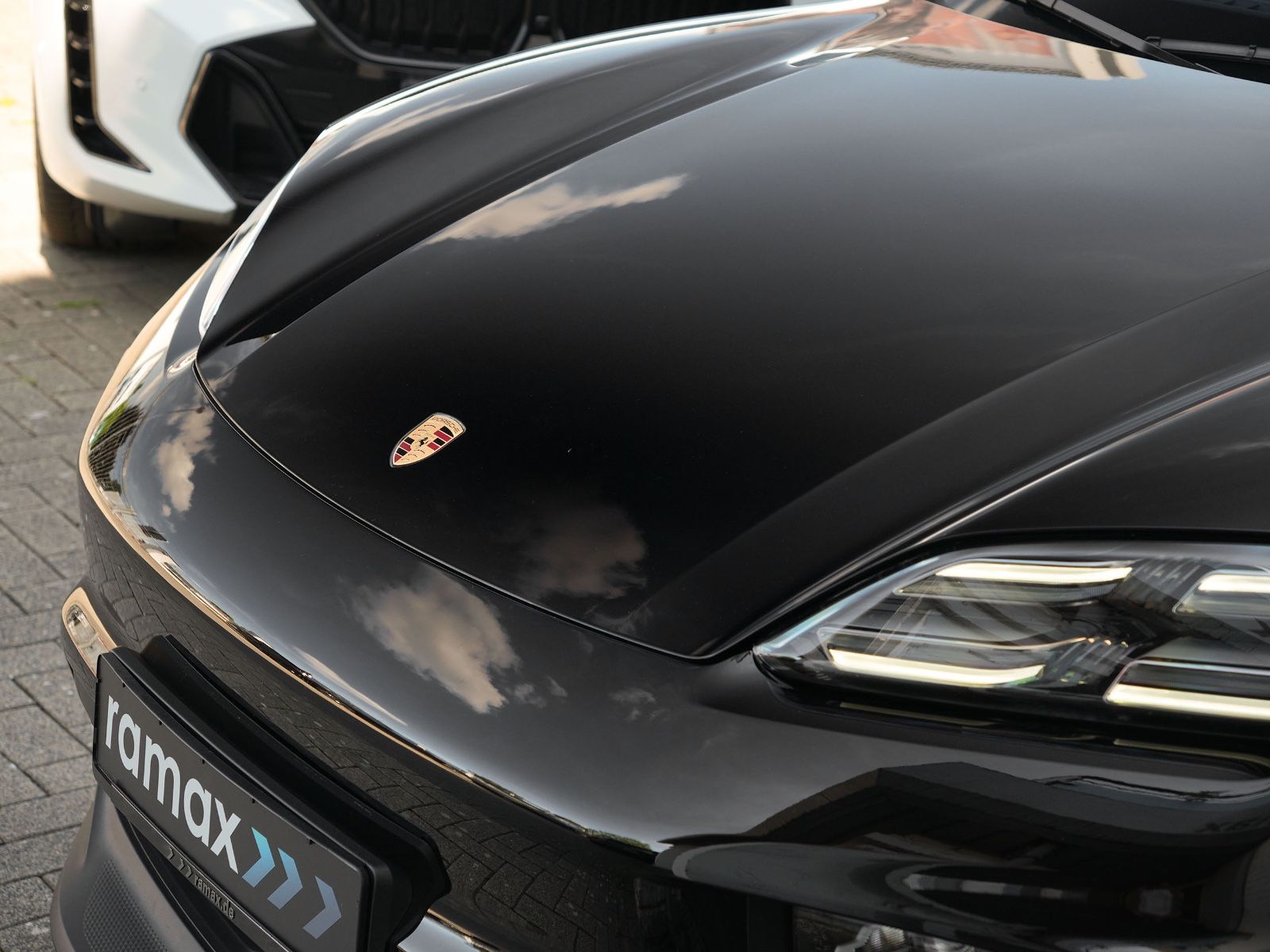 Porsche Macan 4 - Samsaru's Car Outlet