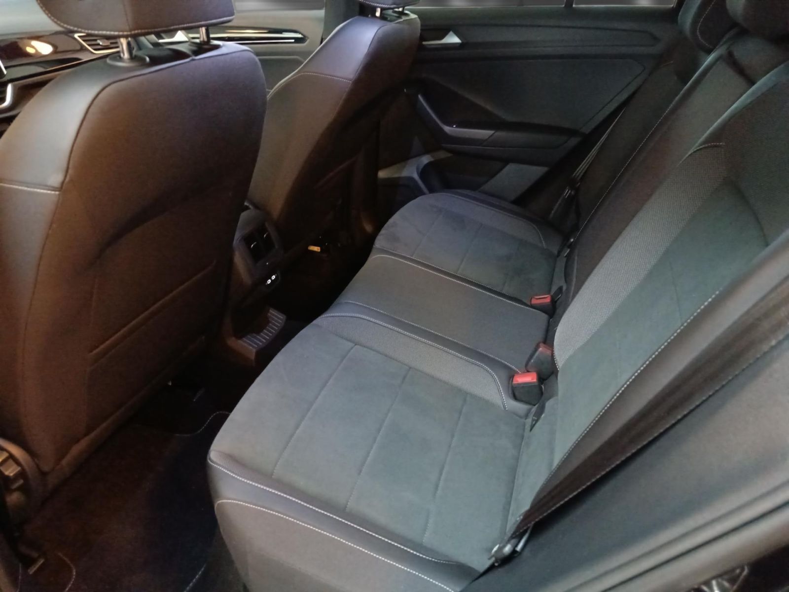 Volkswagen T-Roc 1.5 TSI R-Line - Samsaru's Car Outlet