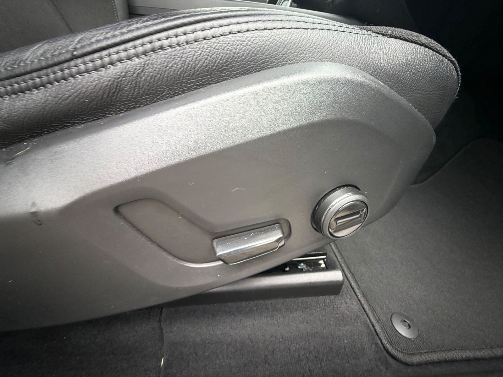 Volvo XC60 Momentum Pro AWD - Samsaru's Car Outlet