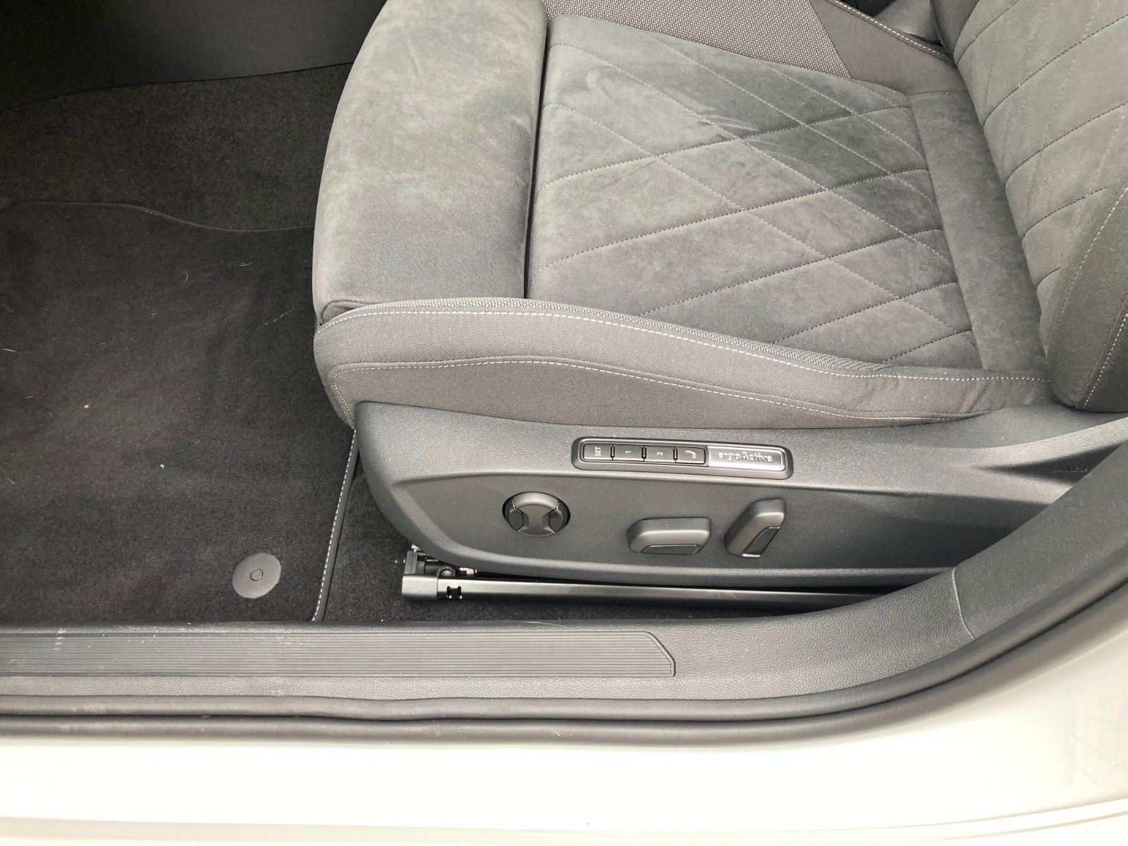 Volkswagen Golf VIII Lim. Style eHybrid - Samsaru's Car Outlet