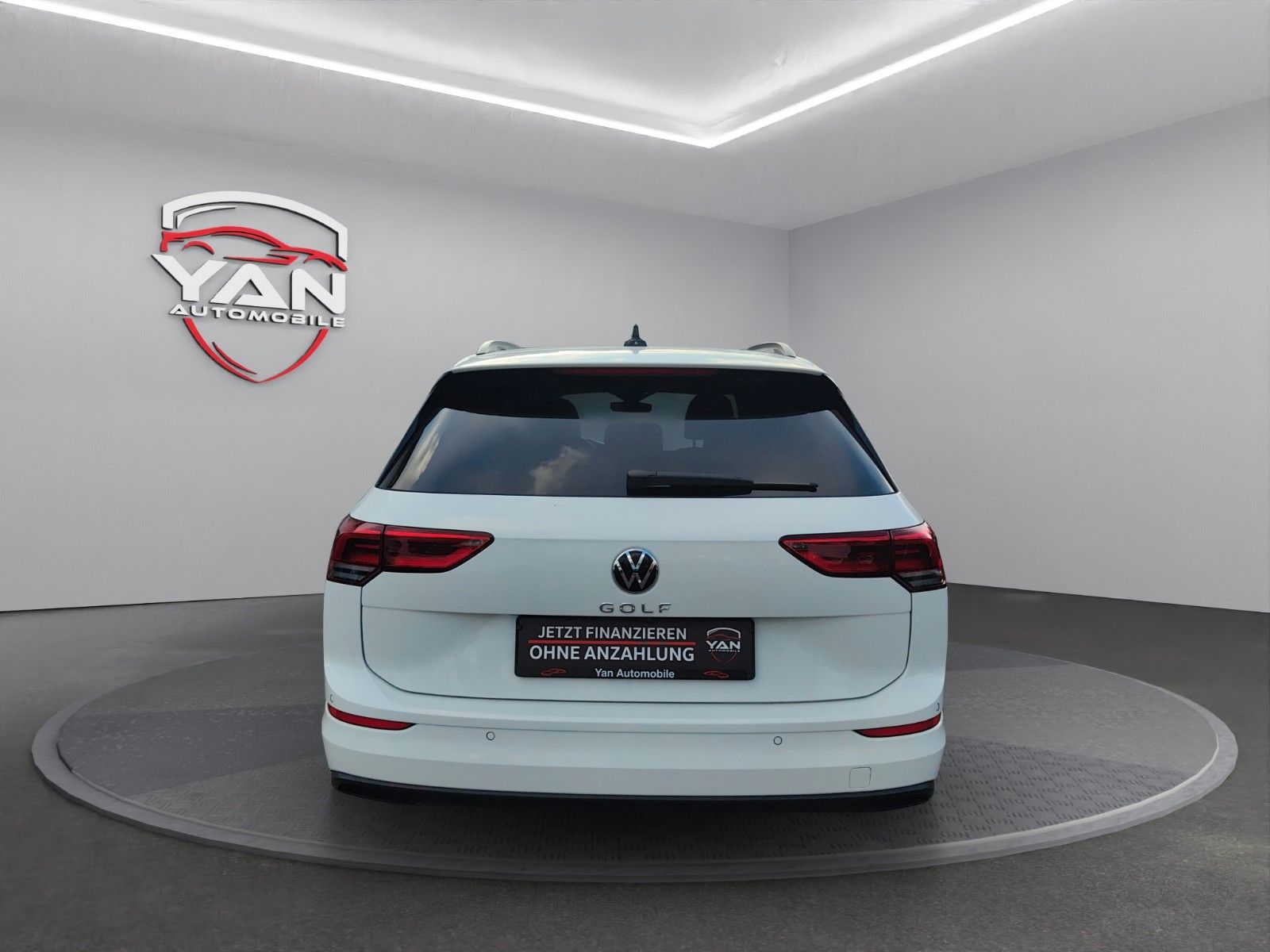 Volkswagen Golf VIII Variant 1.5 TSI - Samsaru's Car Outlet
