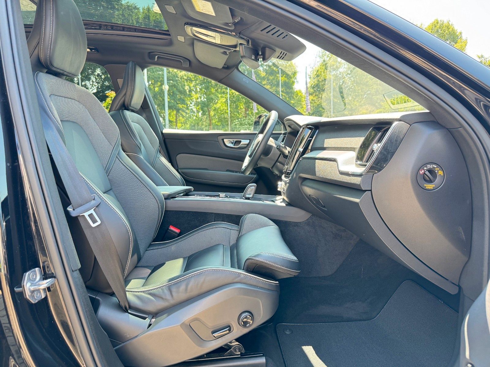 Volvo XC60 T6 Recharge AWD R-DESIGN - Samsaru's Car Outlet