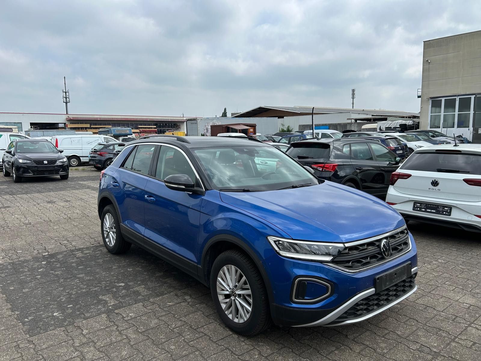 Volkswagen T-Roc Life - Samsaru's Car Outlet
