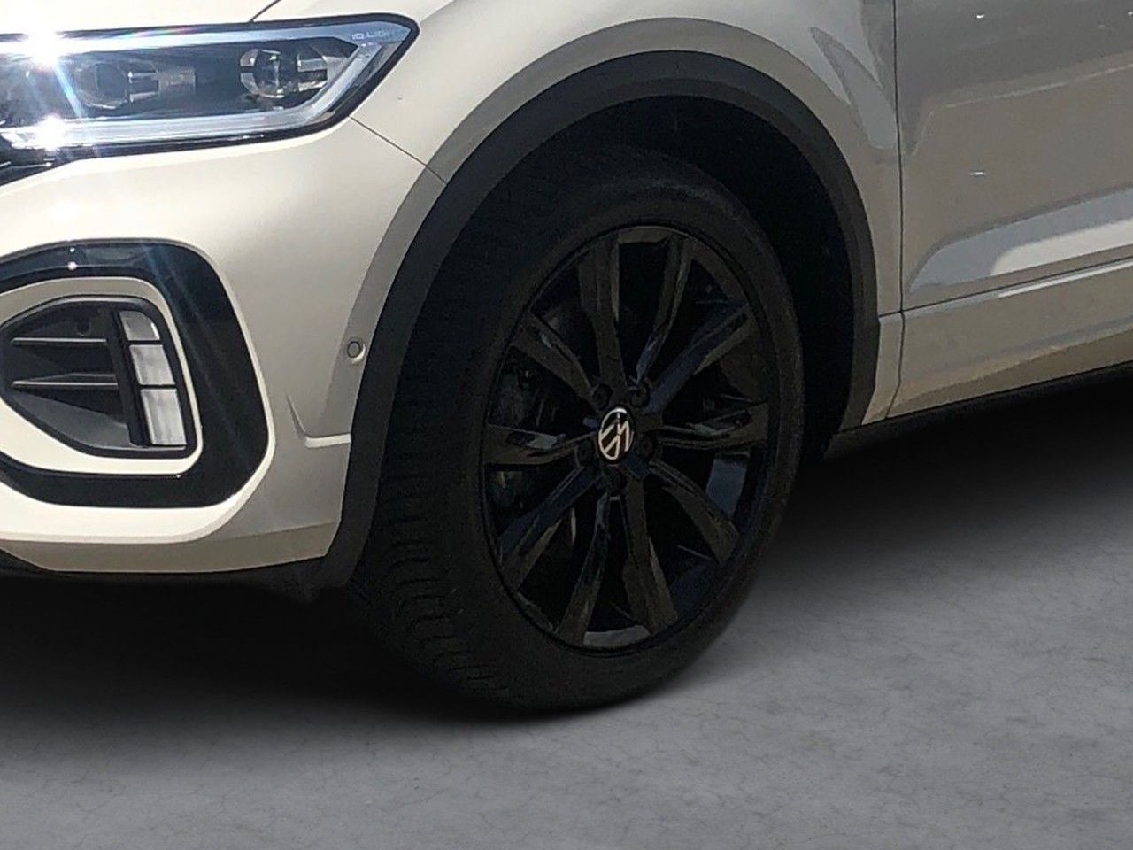 Volkswagen T-Roc 2.0 l TDI DSG R-Line+ - Samsaru's Car Outlet