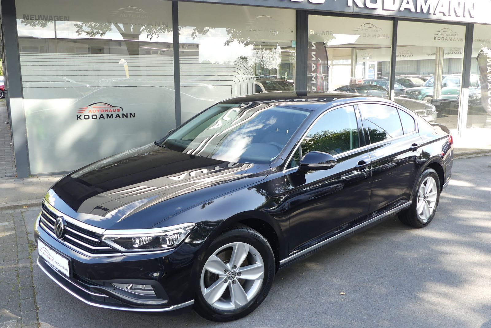 Volkswagen Passat Lim. Elegance - Samsaru's Car Outlet