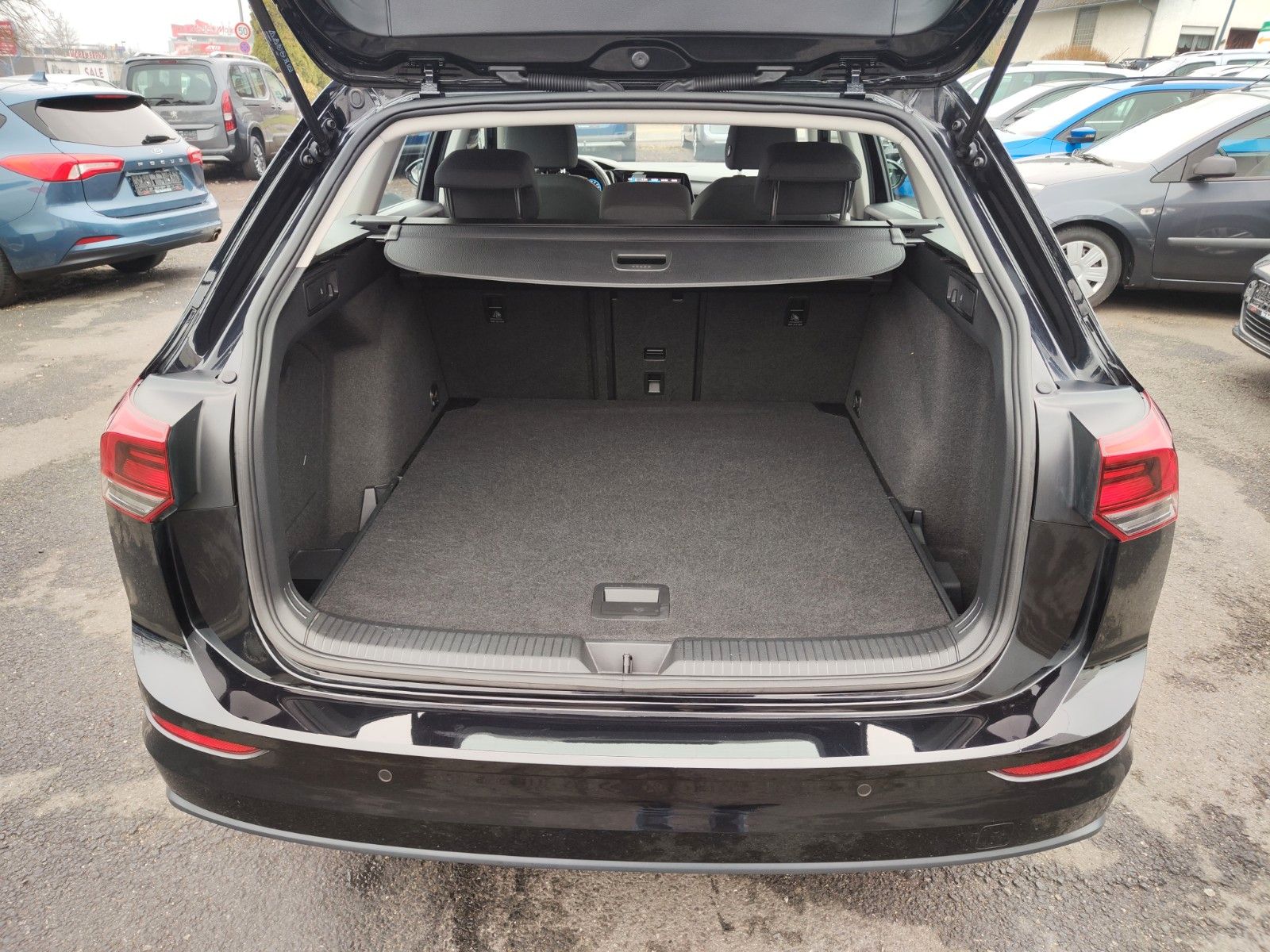 Volkswagen Golf VIII Variant Life eTSI DSG - Samsaru's Car Outlet