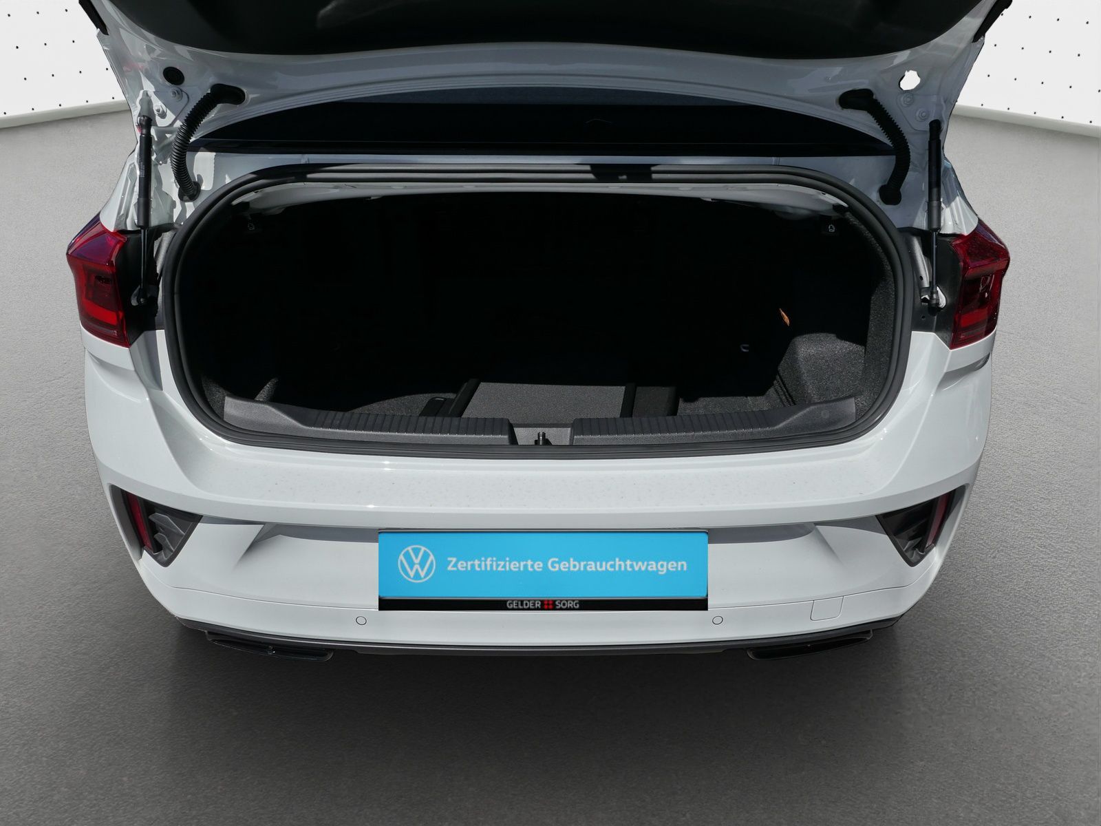 Volkswagen T-Roc TSI R-Line - Samsaru's Car Outlet