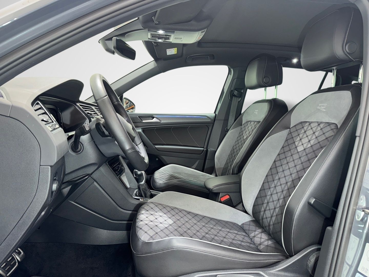 Volkswagen Tiguan 2.0 TDI 4M DSG R LINE PANO AHK MATRIX CAM