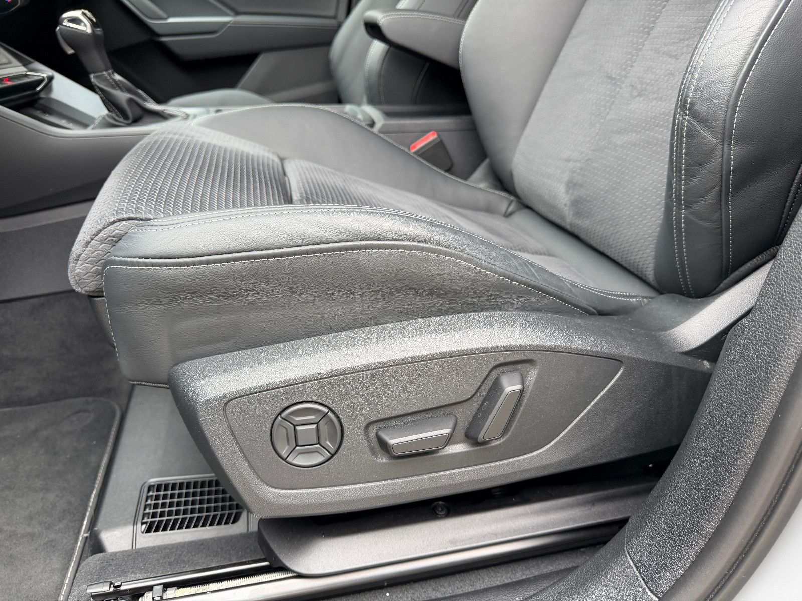 Audi Q3 Sportback 40 TFSI quattro S line, fast VOLL