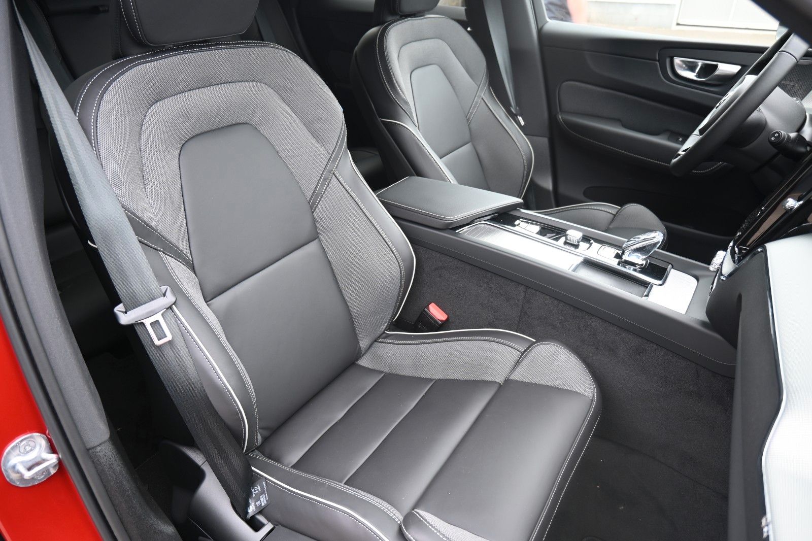 Volvo XC60 B4 D AWD Black *H&K*STDHZG*360°*ACC