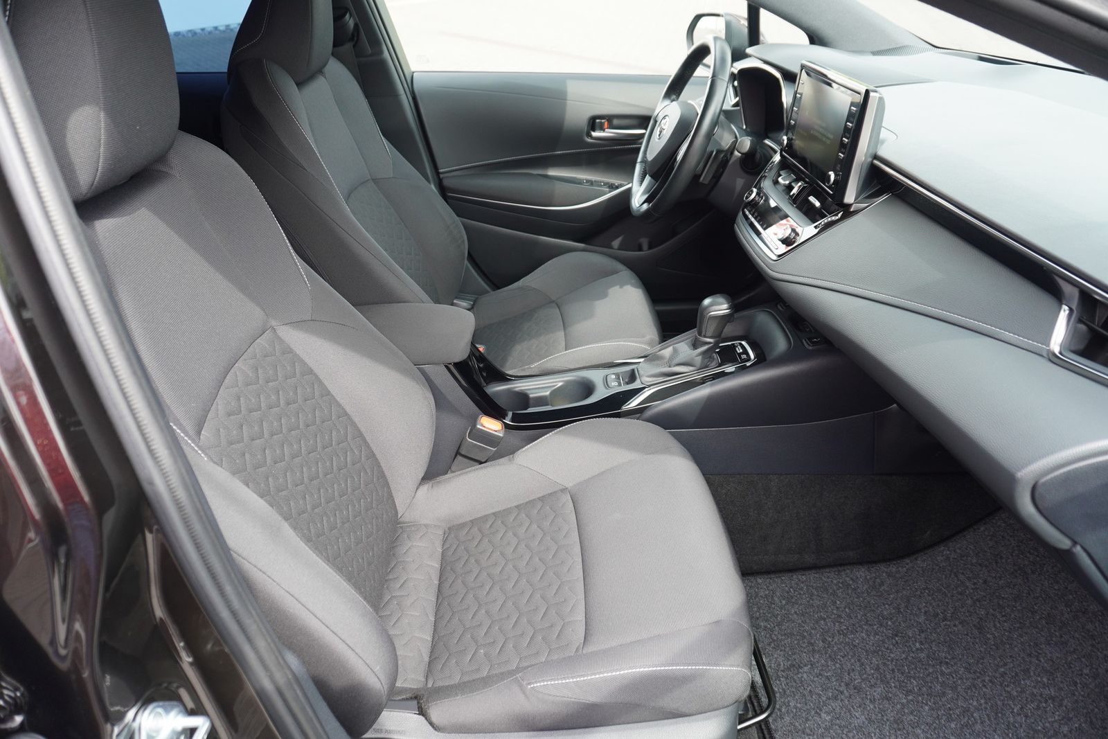 Toyota Corolla 2.0 Hybrid Lounge - Samsaru's Car Outlet