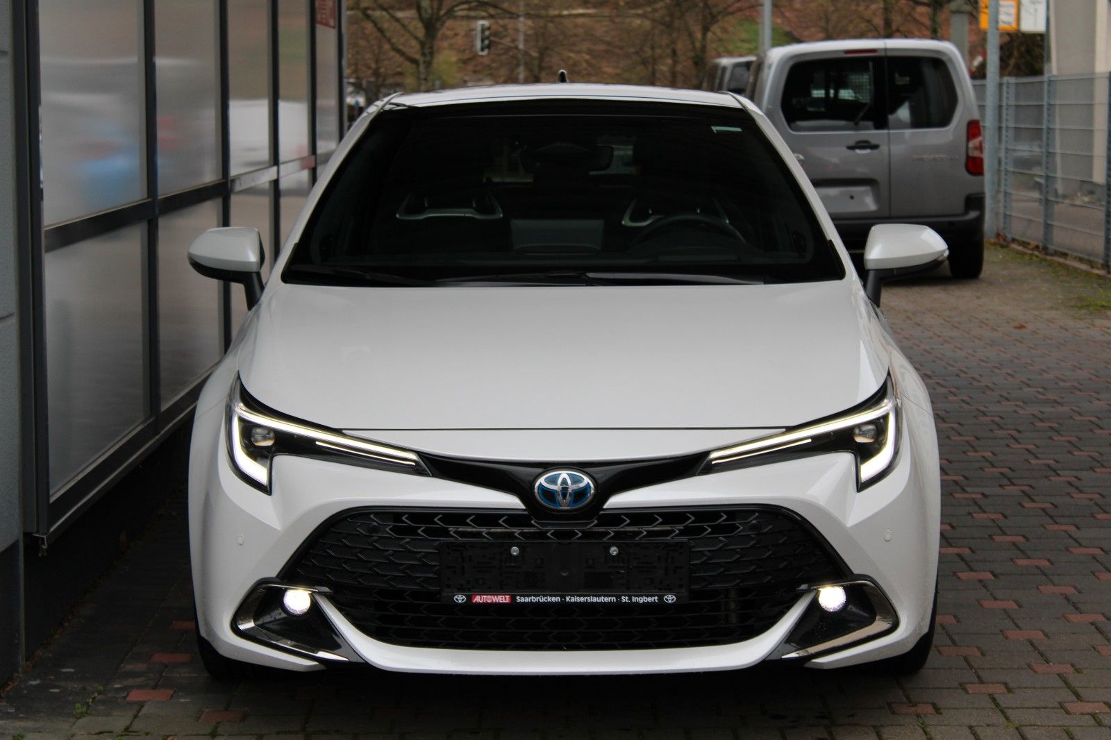 Toyota Corolla 2.0 Hybrid Lounge - Samsaru's Car Outlet
