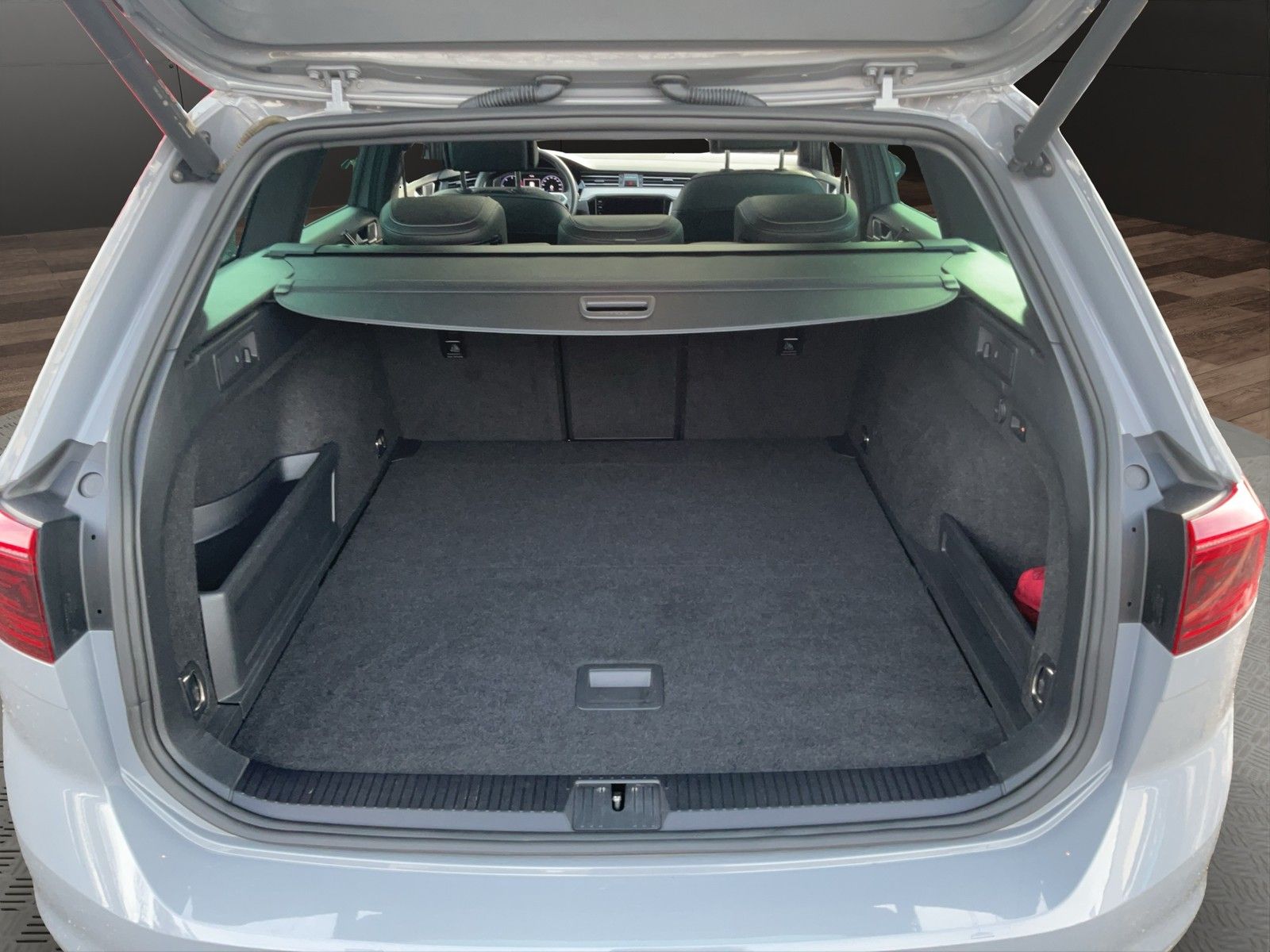 Volkswagen Passat Variant 2.0TDI Elegance 4M DSG R-Line+AHK