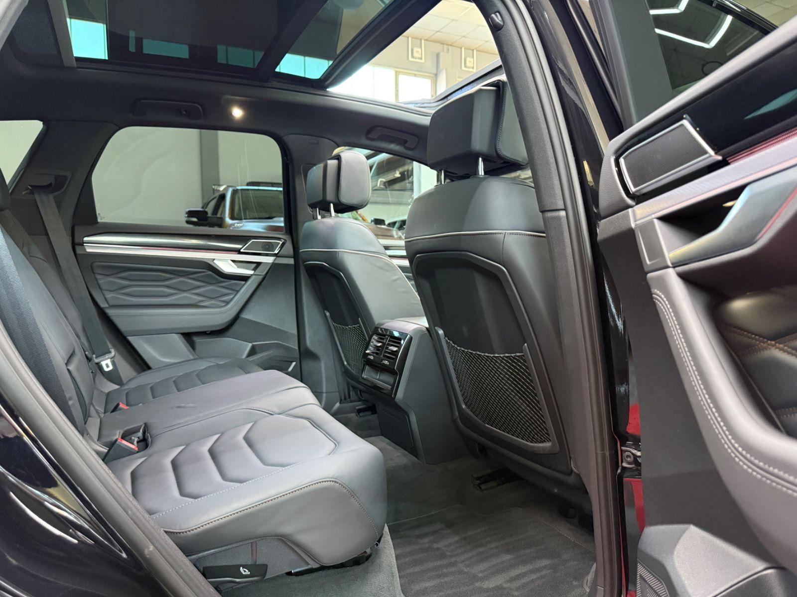 Volkswagen Touareg R-Line - Samsaru's Car Outlet