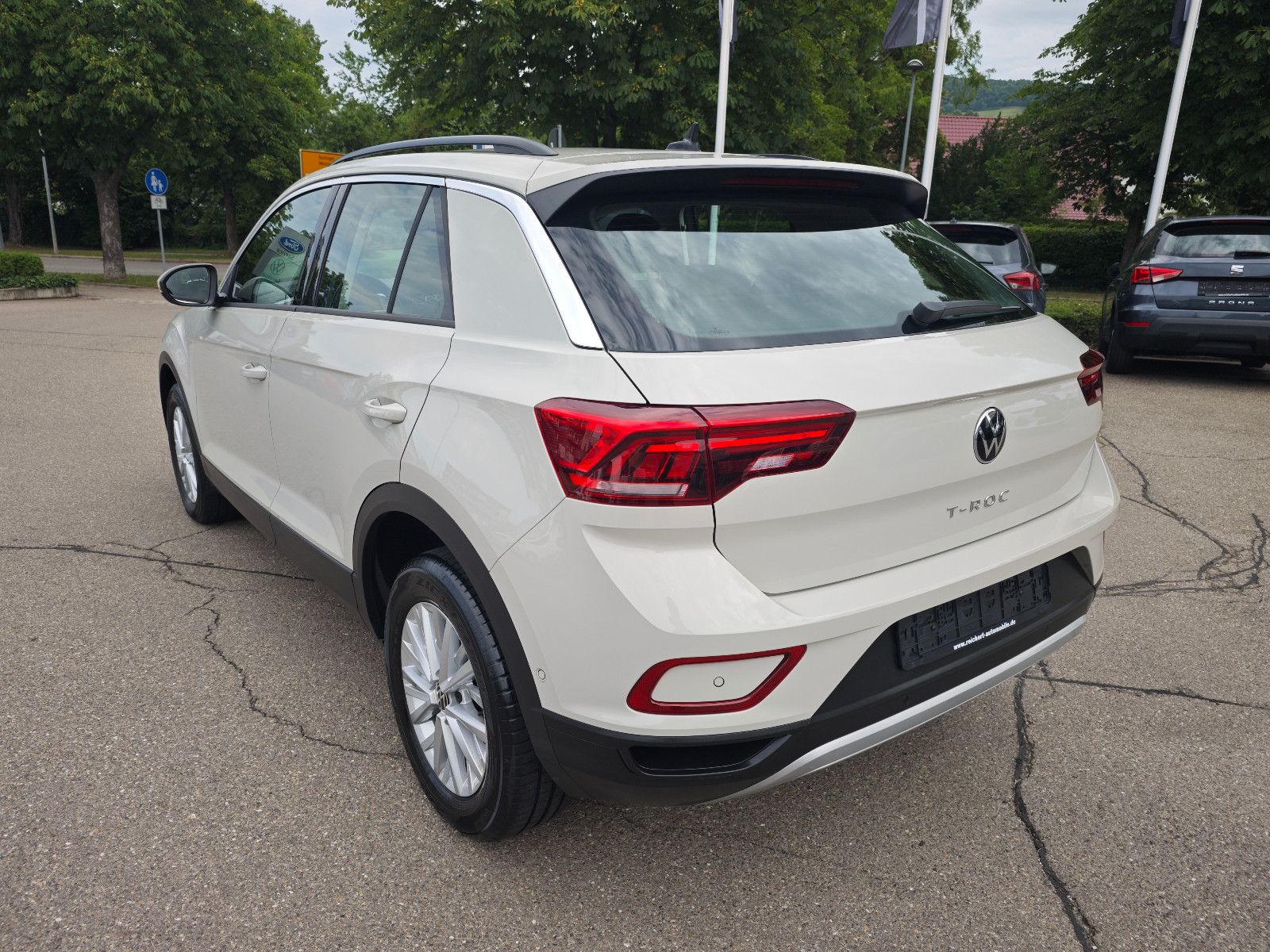 Volkswagen T-Roc Life - Samsaru's Car Outlet
