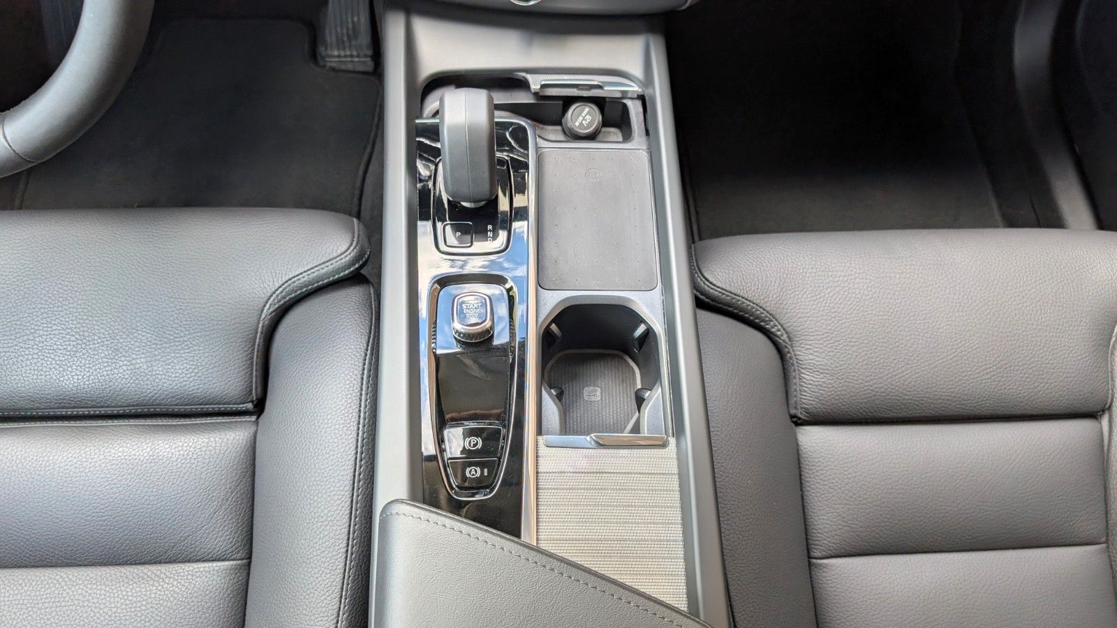 Volvo XC 60 B5 Plus Dark AWD - Samsaru's Car Outlet