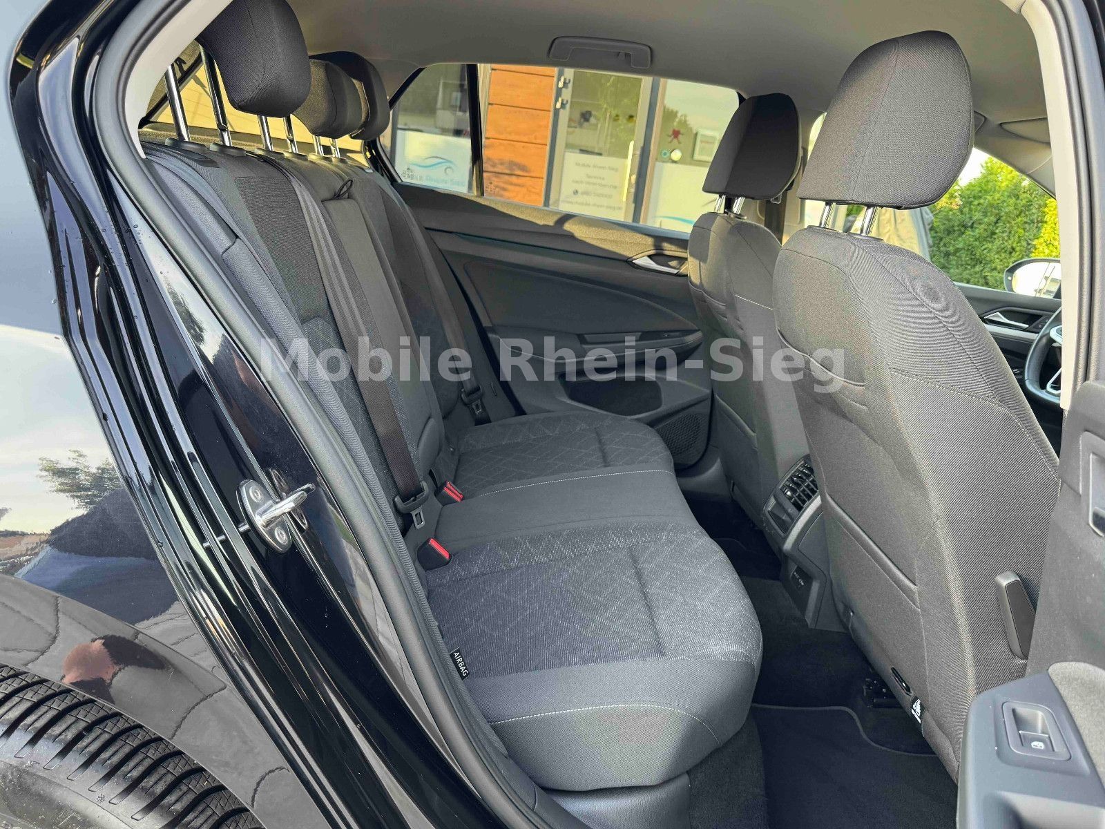 Volkswagen Golf 8 2.0 TDI Life - Samsaru's Car Outlet