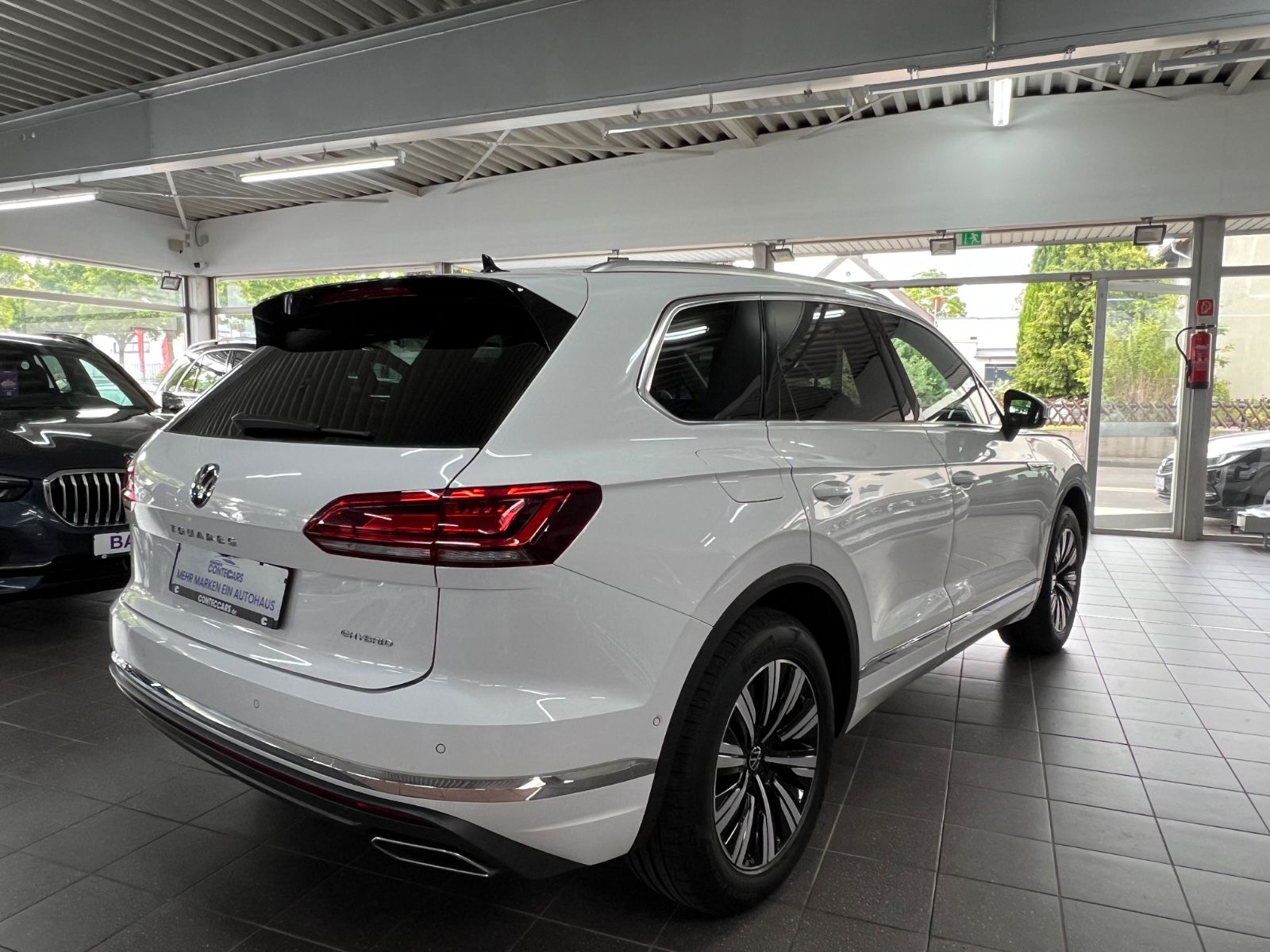 Volkswagen Touareg 3.0 TSI Elegance 4Motion eHybrid - Samsaru's Car Outlet