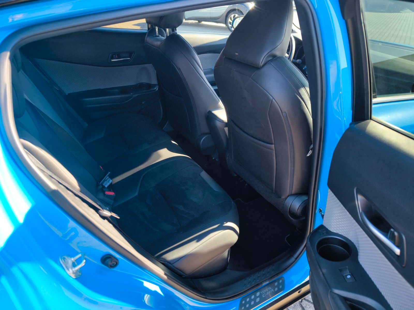 Toyota C-HR Hybrid Style Selection - Samsaru's Car Outlet