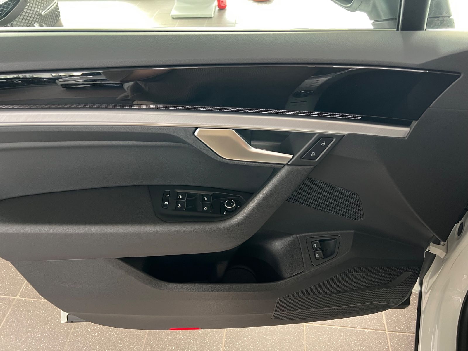 Volkswagen Touareg 3.0 TSI Elegance 4Motion eHybrid - Samsaru's Car Outlet