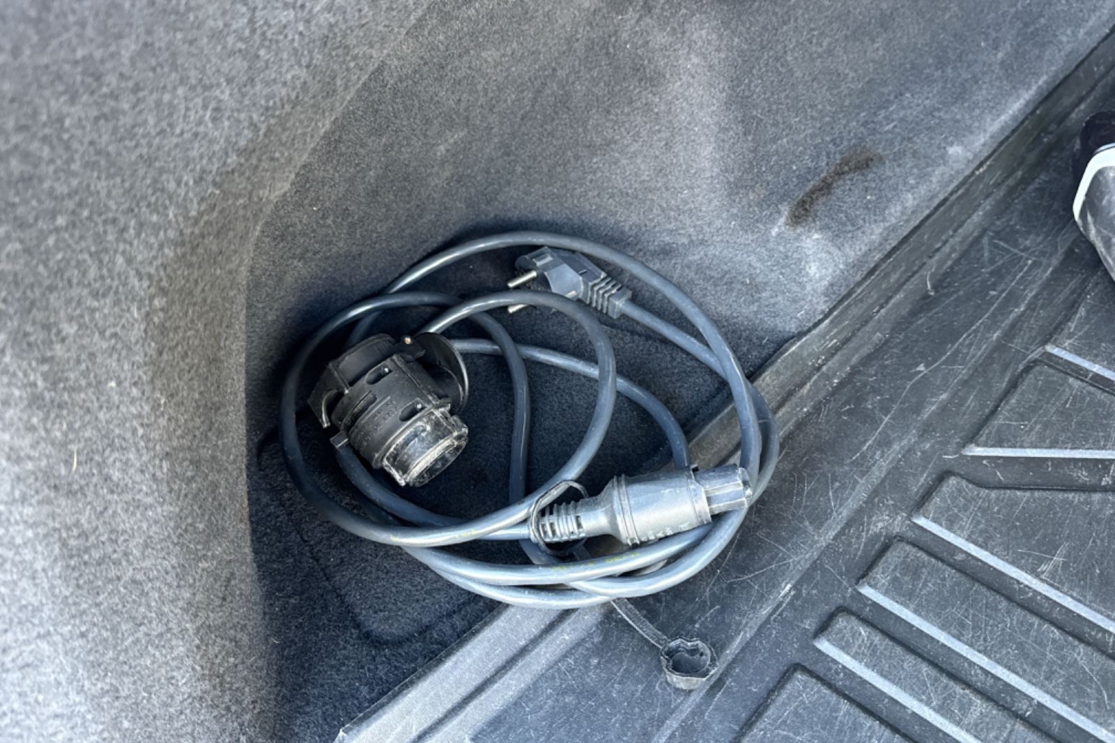 Volkswagen Touareg R 4Motion eHybrid - Samsaru's Car Outlet