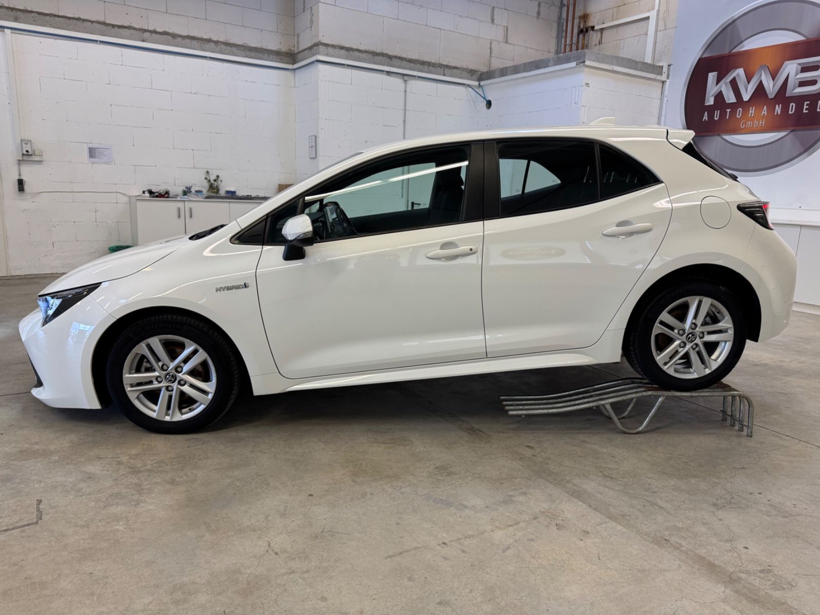 Toyota Corolla 1.8 Hybrid Business Edition - Samsaru's Car Outlet