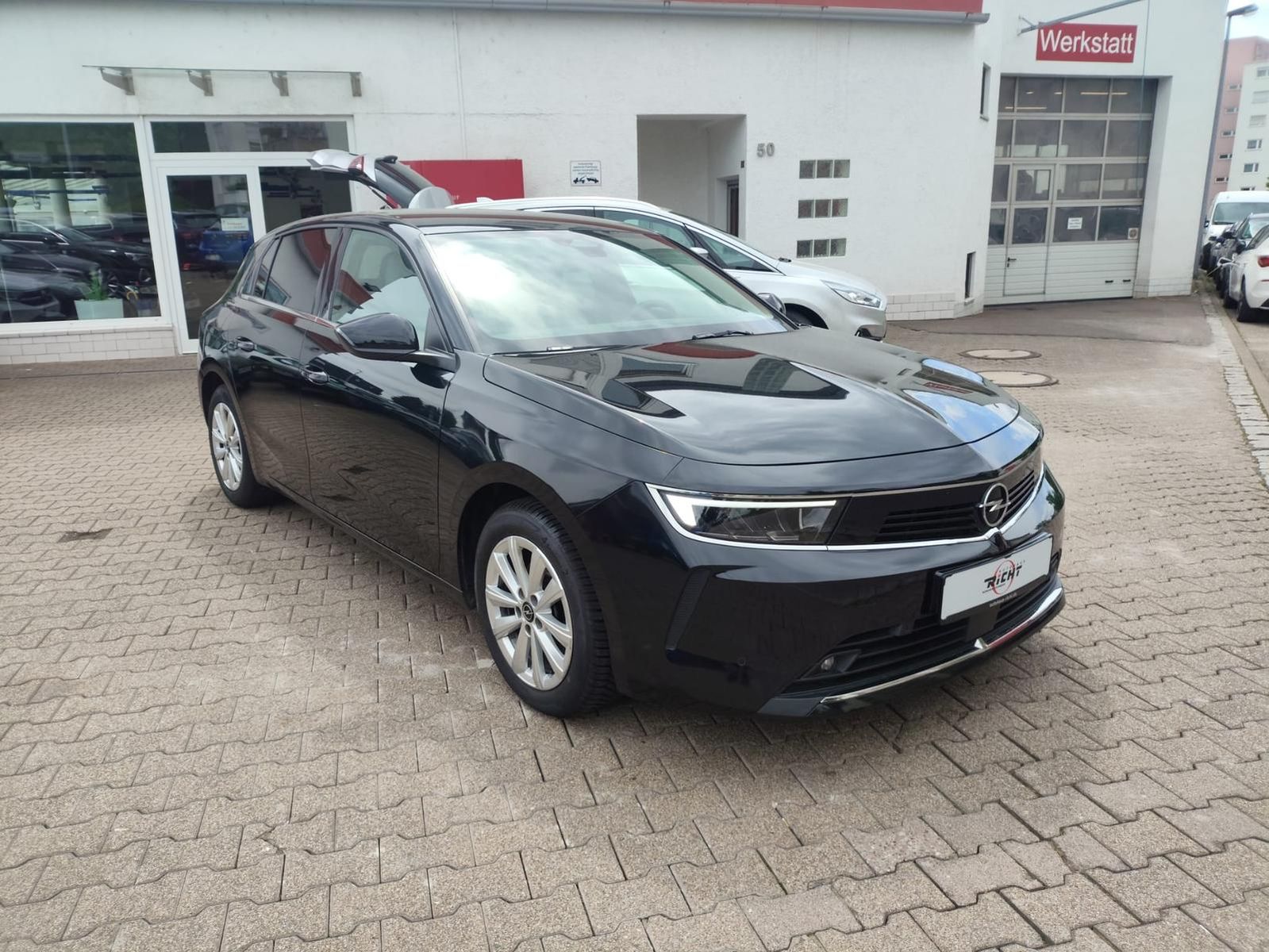 Opel Astra 1.2T Business Elegance - Samsaru's Car Outlet