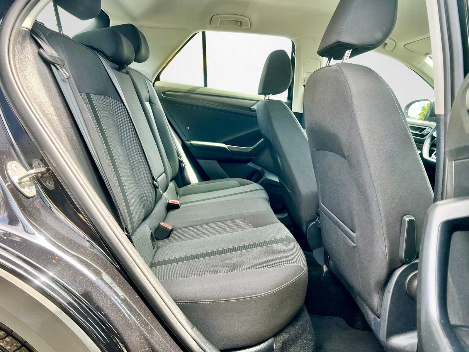 Volkswagen T-Roc LIFE - Samsaru's Car Outlet