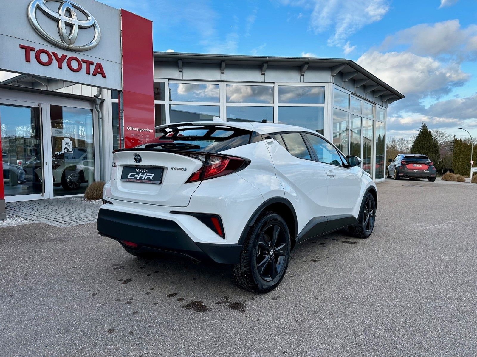 Toyota C-HR Flow 1.8-l-VVTi Hybrid - Samsaru's Car Outlet