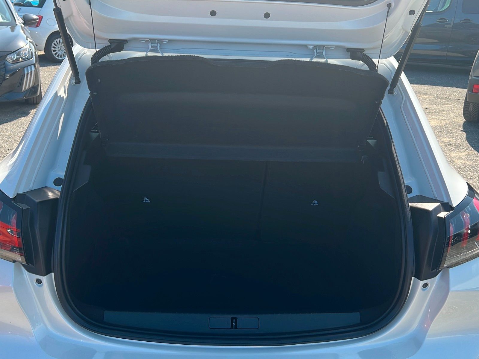 Peugeot 208 e- Allure Pack - Samsaru's Car Outlet