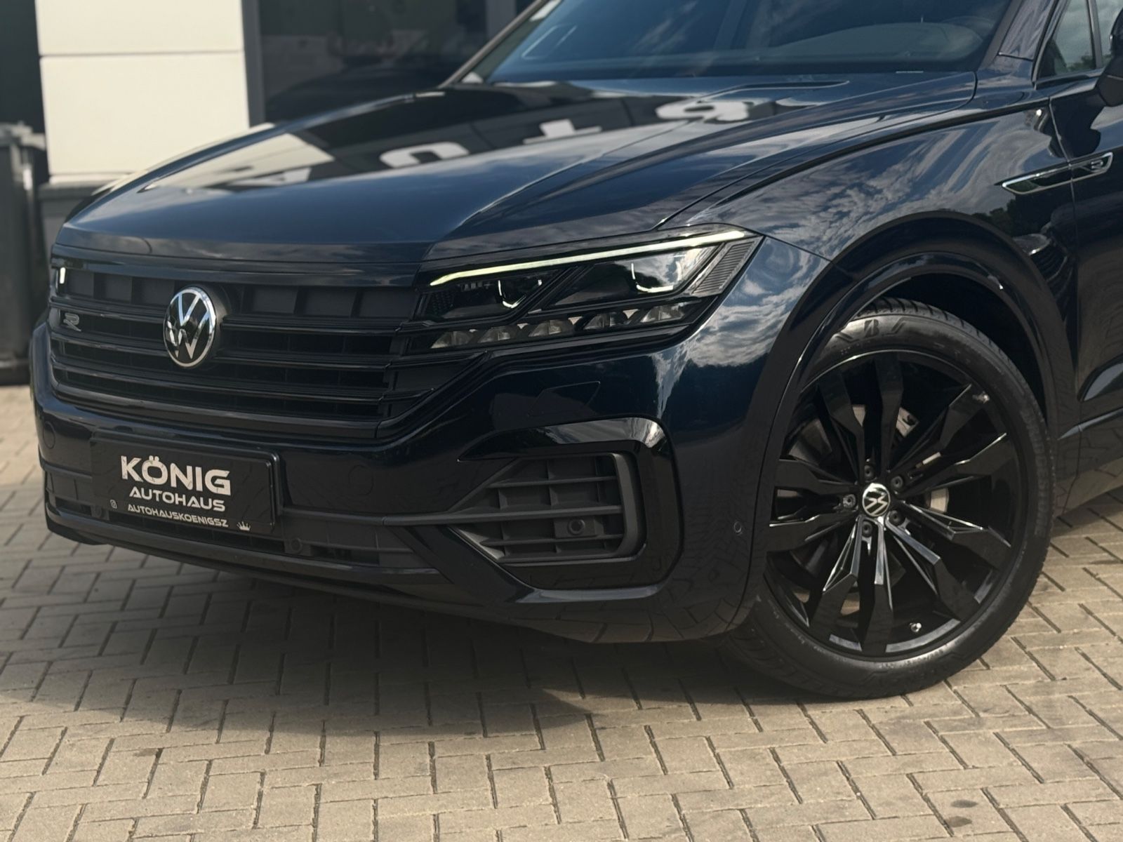 Volkswagen Touareg R-Line 4M Black - Samsaru's Car Outlet
