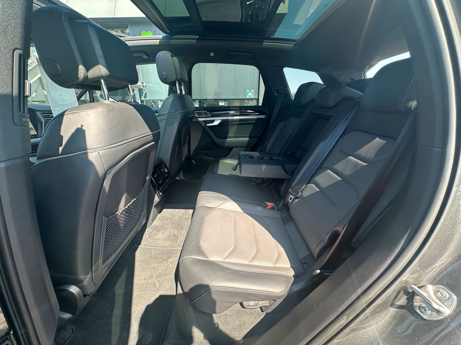 Volkswagen Touareg R-Line 3.0 TSI 4MOTION - Samsaru's Car Outlet
