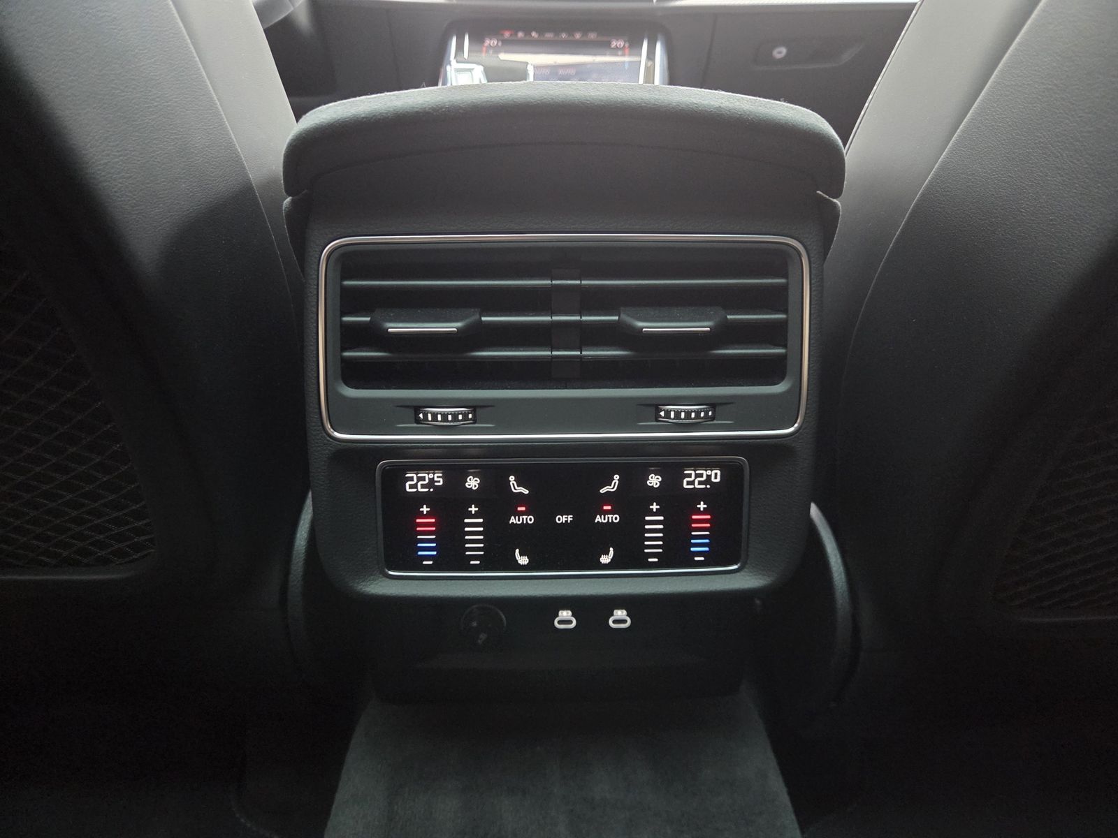 Audi RSQ8 Sportabgas AHK Standhzg. Black+ RS-Design