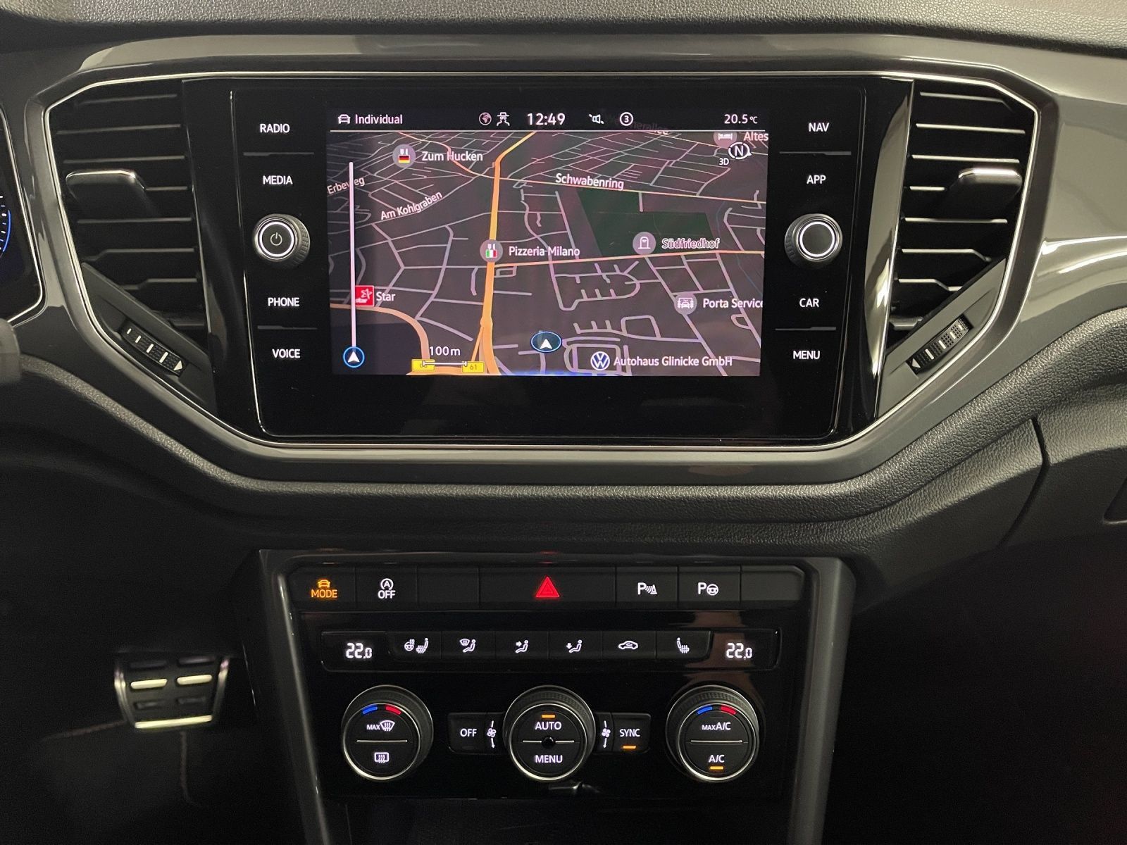 Volkswagen T-Roc 2.0 TDI R-line - Samsaru's Car Outlet