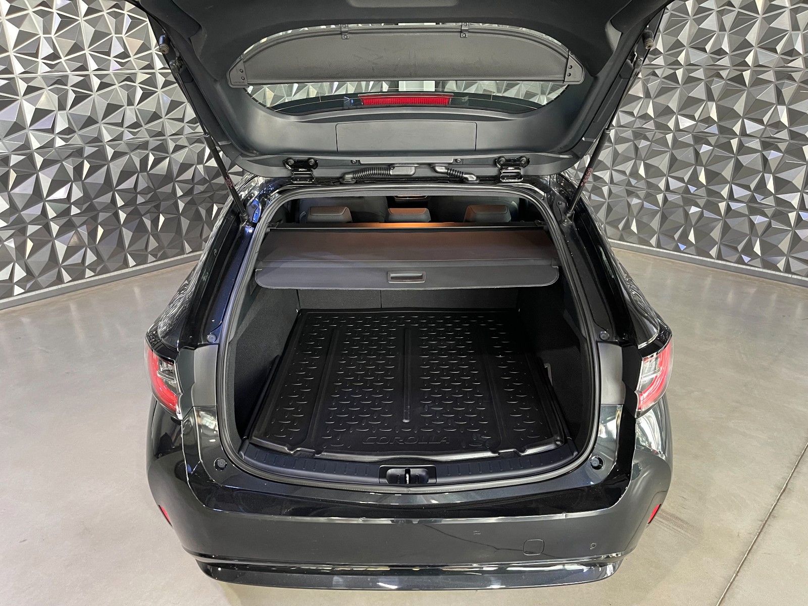 Toyota Corolla Touring Hybrid - Samsaru's Car Outlet