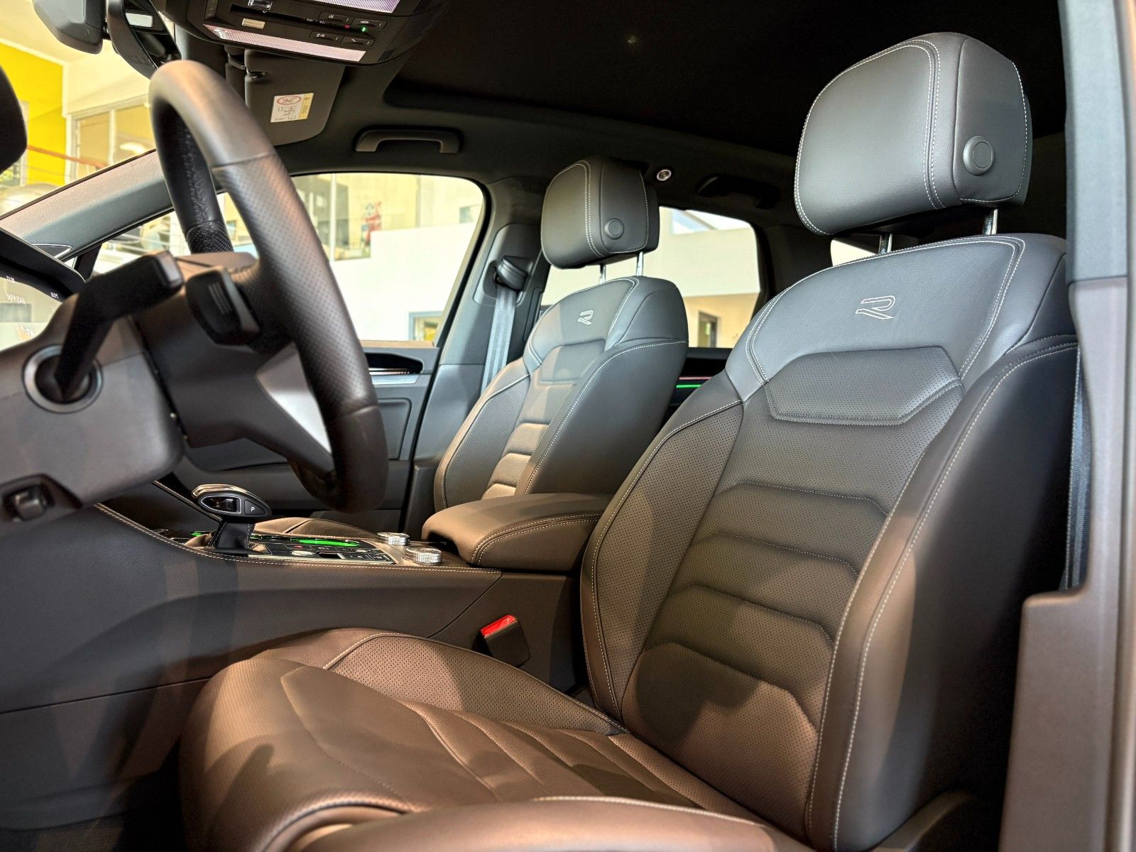 Volkswagen Touareg 3.0 TDI R-Line - Samsaru's Car Outlet