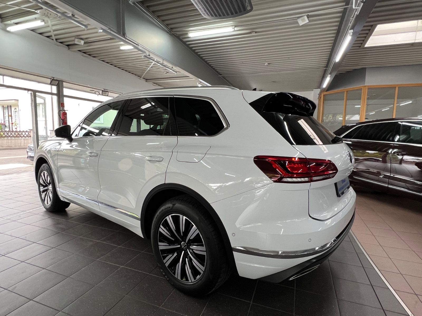 Volkswagen Touareg 3.0 TSI Elegance 4Motion eHybrid - Samsaru's Car Outlet
