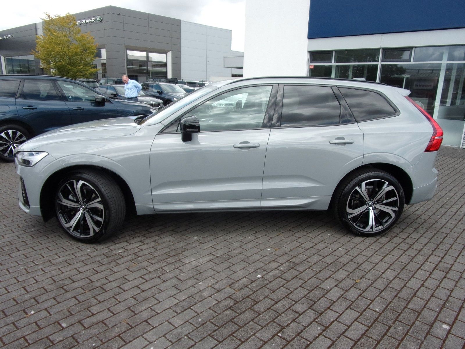 Volvo XC 60 B4 Plus Dark AWD - Samsaru's Car Outlet