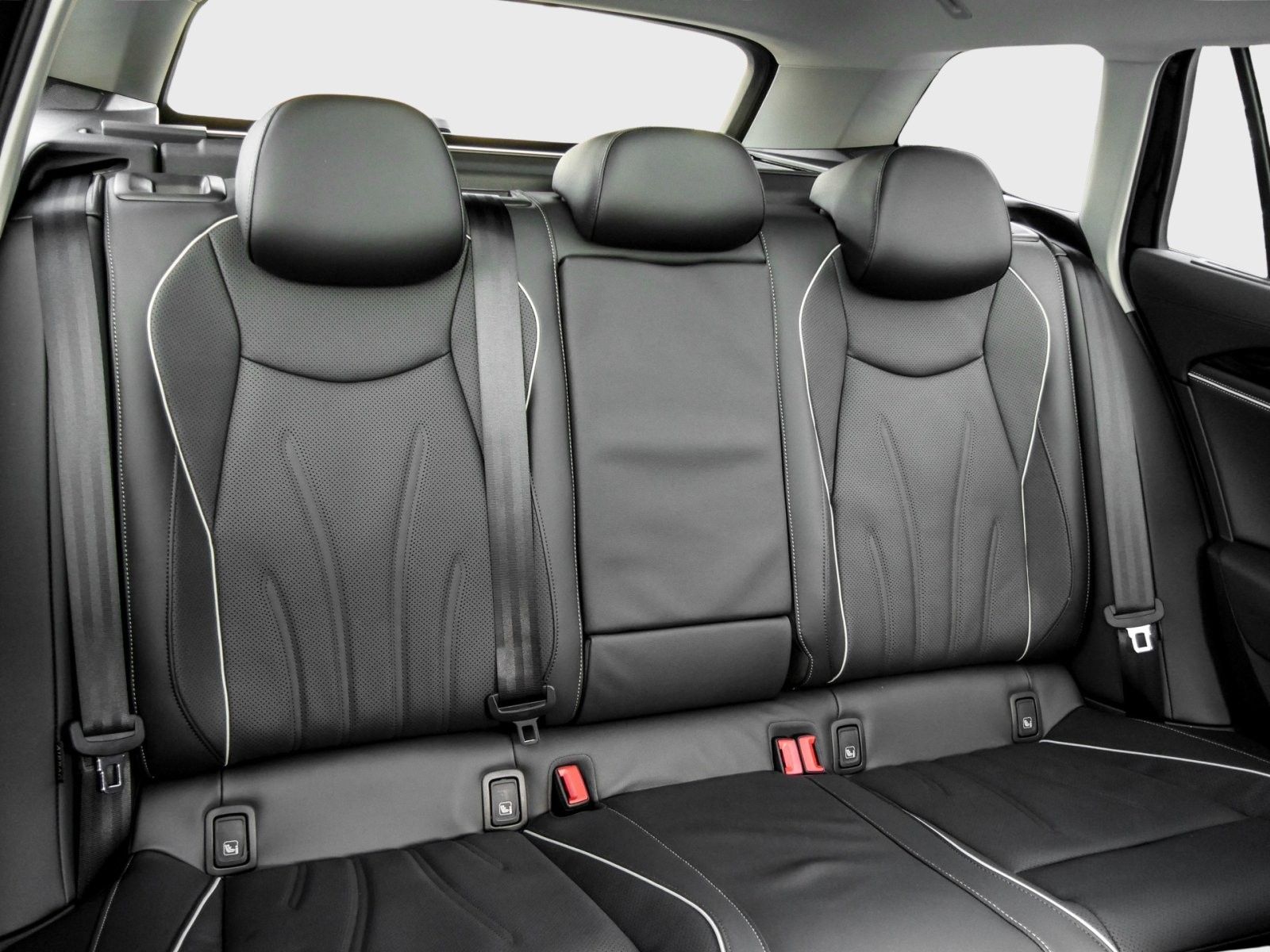 Volkswagen Passat Variant Elegance eHybrid AHK Pano Leder H