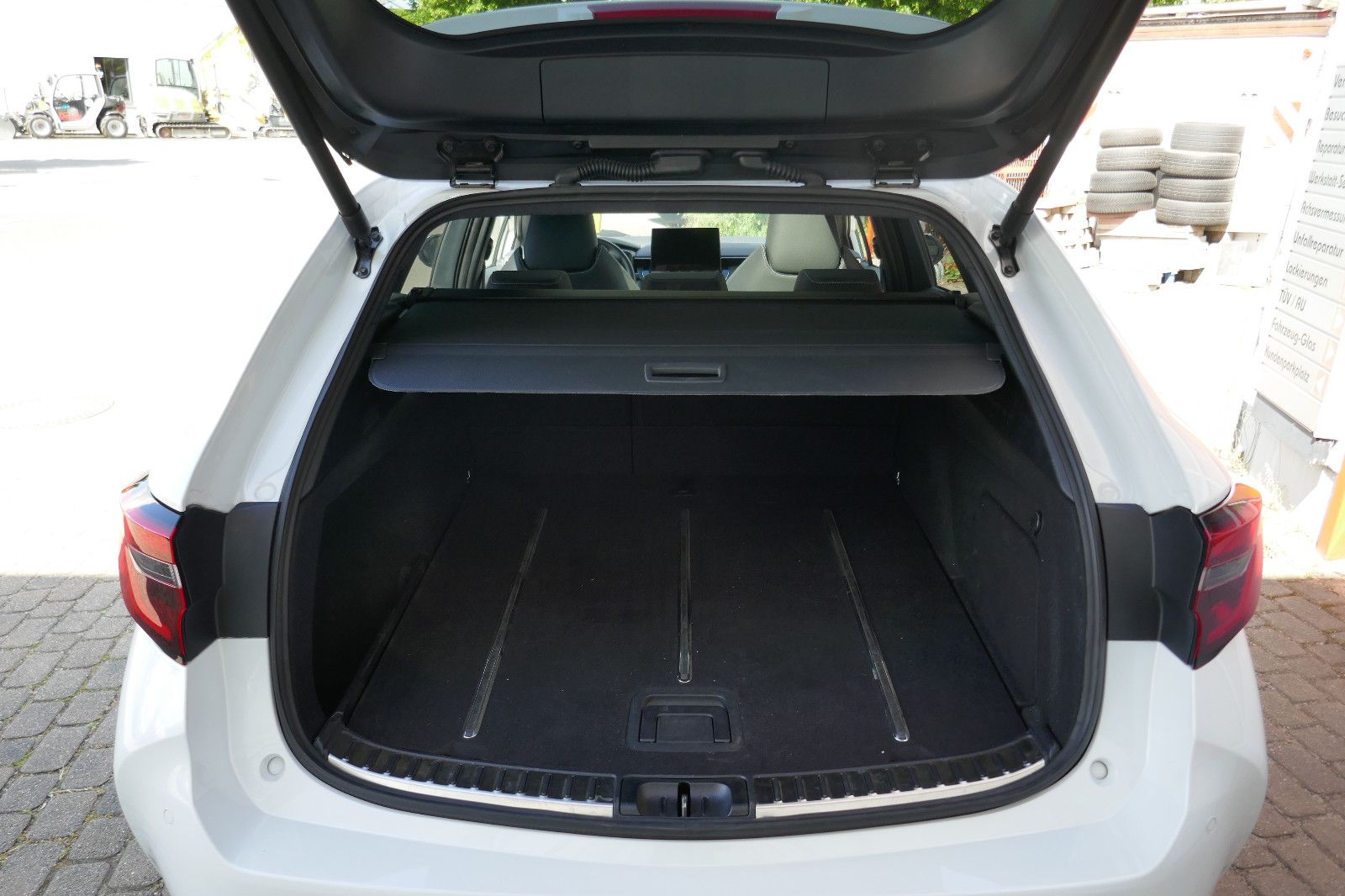 Toyota Corolla 2.0 Hybrid Lounge - Samsaru's Car Outlet